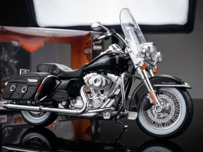 Harley-Davidson 2013 FLHRC Road King Classic (1:12) - Maisto Series